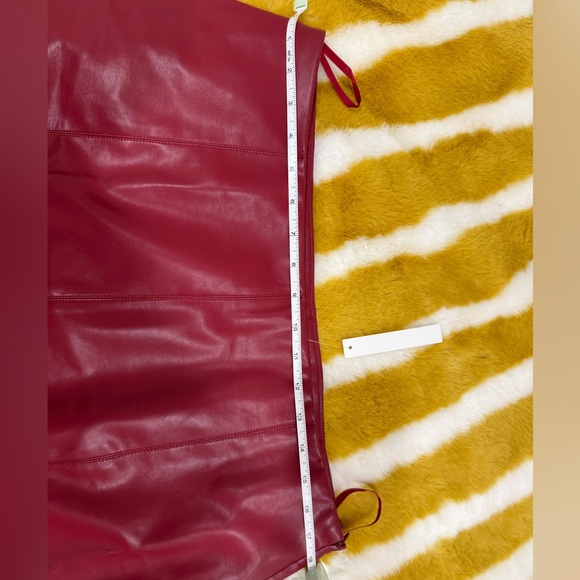Lisa Says Gah Cherry Red Leather Skirt - Picture 8 of 9
